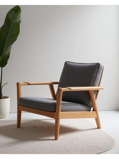 Ergonomisk designstol i lyst tre med grå polstring, i et moderne miljø.